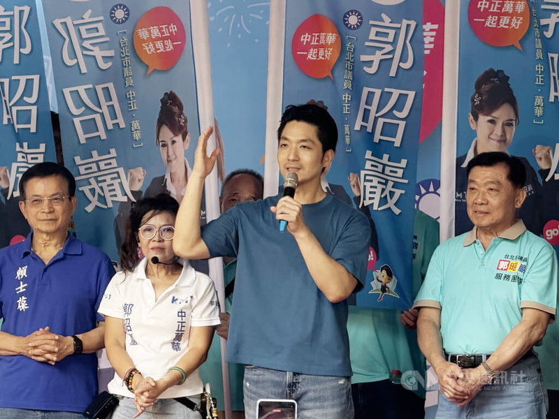 國民黨北市議員郭昭巖（左2）3日舉辦競選總部成立活動，台北市長蔣萬安（右2）出席站台。中央社記者葉蓁芸攝 115年10月3日