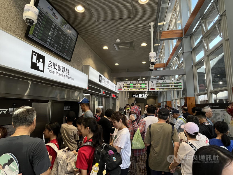 台鐵平鎮臨時站3日通車啟用，將大幅提升往返桃園、台北地區的便利性，並協助中壢站分流。中央社記者葉臻攝 115年10月3日