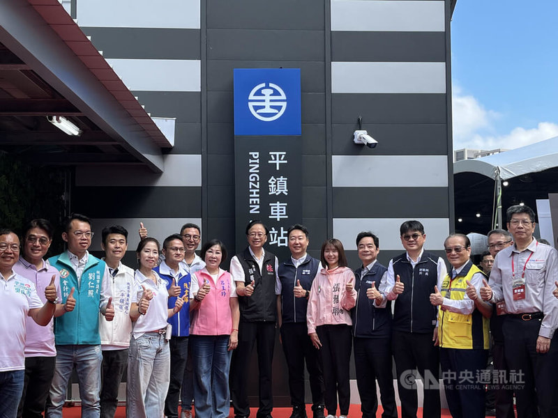 台鐵平鎮臨時站3日通車啟用，交通部長陳世凱（右9）、桃園市長張善政（右8）等人皆出席營運通車典禮。中央社記者葉臻攝 115年10月3日