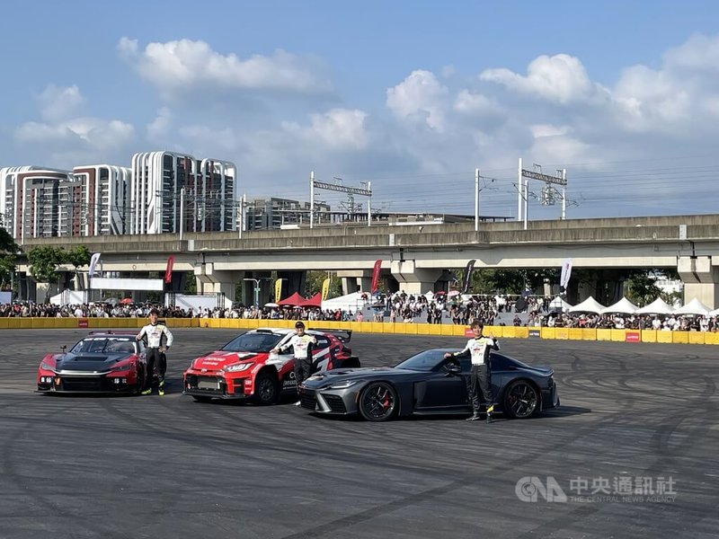 2026 GR嘉年華活動3日在台南舉辦，TOYOTA會長豐田章男（中）出乎意料現身會場，親自駕車甩尾演出，引起現場參觀民眾陣陣驚呼。 中央社記者鍾榮峰攝　115年10月3日
