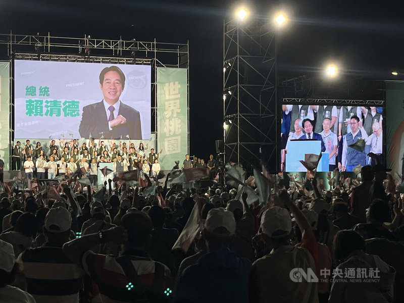 民進黨桃園市長參選人黃世杰3日晚間正式成立南區競選總部，身兼民進黨主席的總統賴清德出席力挺，呼籲鄉親選擇年輕有活力的市長，跟桃園年輕城市的性質最合。中央社記者葉臻攝　115年10月3日