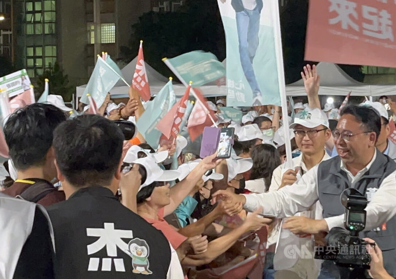 民進黨桃園市長參選人黃世杰（前右）3日正式成立南區競選總部，大批支持者在他進場時熱情握手互動。中央社記者葉臻攝　115年10月3日