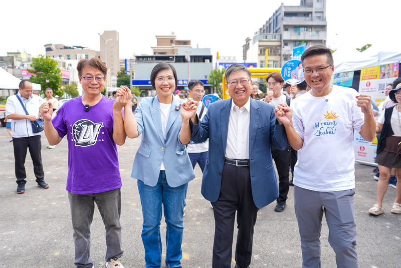 國民黨新竹縣長參選人徐欣瑩（前左2）3日出席親子科技活動，徐欣瑩表示，盼透過多元體驗活動啟發兒童對科學與科技的興趣，也肯定縣府近年投入教育資源。前右2為新竹縣長楊文科。（徐欣瑩團隊提供）中央社記者郭宣彣傳真　115年10月3日