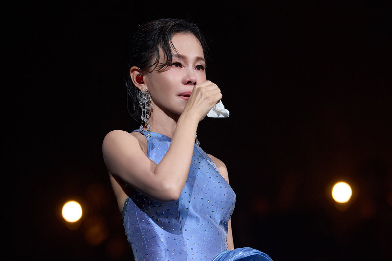 歌手彭佳慧（圖）3日在台北小巨蛋舉辦「數著時間的日子」演唱會，這也是她第5度攻蛋，開場時特別感謝歌迷30年來的陪伴，一度難掩情緒落淚。（寬宏藝術、索尼音樂提供）中央社記者王心妤傳真　115年10月3日