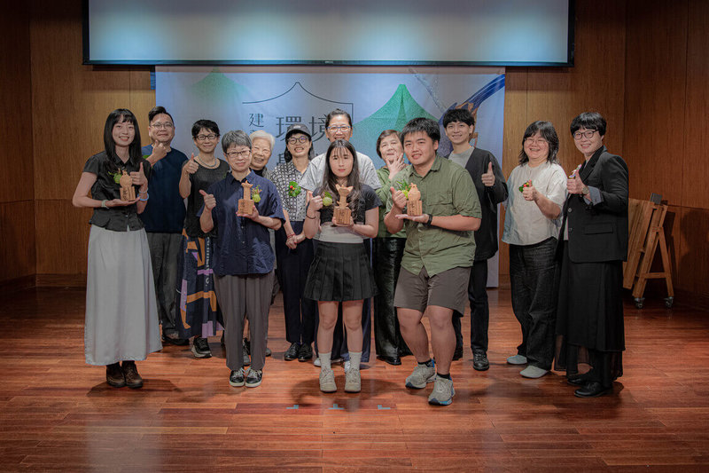 「2026建蓁環境文學獎」頒獎典禮3日在中國文化大學推廣教育部大夏館舉行，本屆首獎從缺，與會獲獎者及來賓會後開心合影留念。（建蓁環境教育基金會提供）中央社記者邱祖胤傳真　115年10月3日