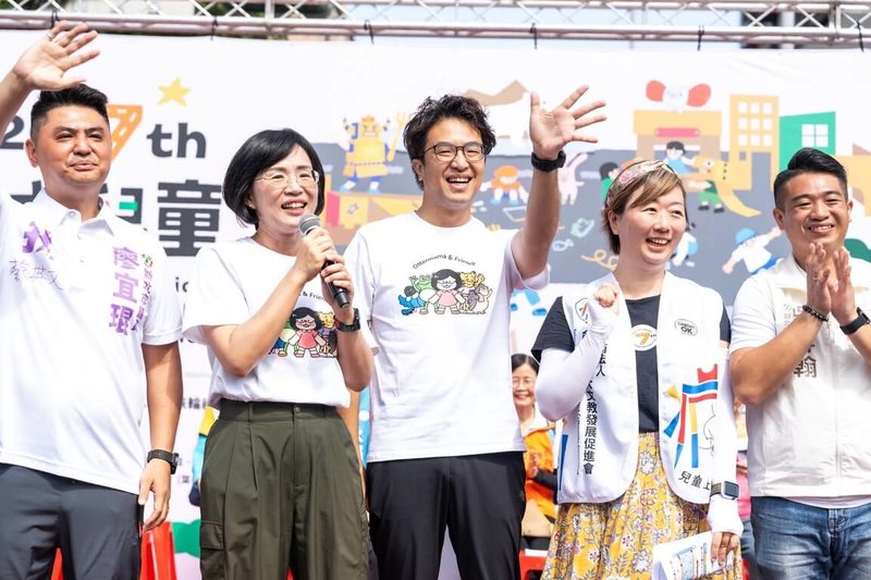 民進黨籍新北市長參選人蘇巧慧（左2）與同黨台北市長參選人沈伯洋（中）3日同台出席「瘋北大兒童上街趣」活動，承諾未來各自代表雙北，打造親子友善城市。（蘇巧慧競選辦公室提供）中央社記者黃旭昇傳真　115年10月3日