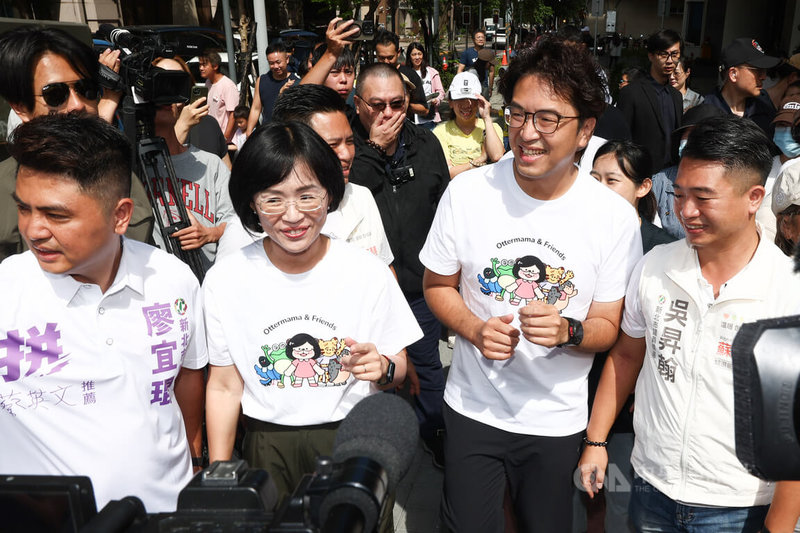 「第7屆瘋北大兒童上街趣」3日在三峽、樹林交界舉行，民進黨新北市長參選人蘇巧慧（前左2）、台北市長參選人沈伯洋（前右2）一同出席，兩人組成「洋流慧聚」連線合體亮相，營造雙北共好氛圍。中央社記者王騰毅攝  115年10月3日