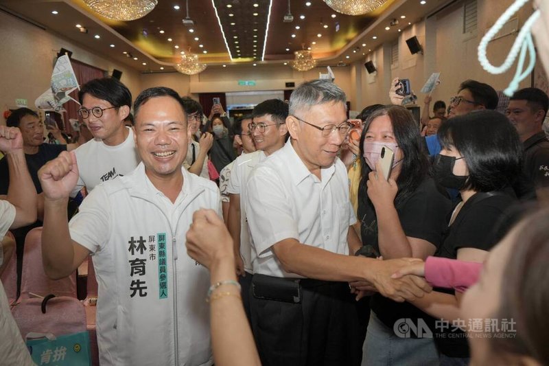 民眾黨創黨主席柯文哲（前左2）、民眾黨主席黃國昌（後左2）3日齊赴屏東，為民眾黨屏東縣議員參選人林育先（前左1）等人輔選，支持者熱情迎接。中央社記者黃郁菁攝　115年10月3日