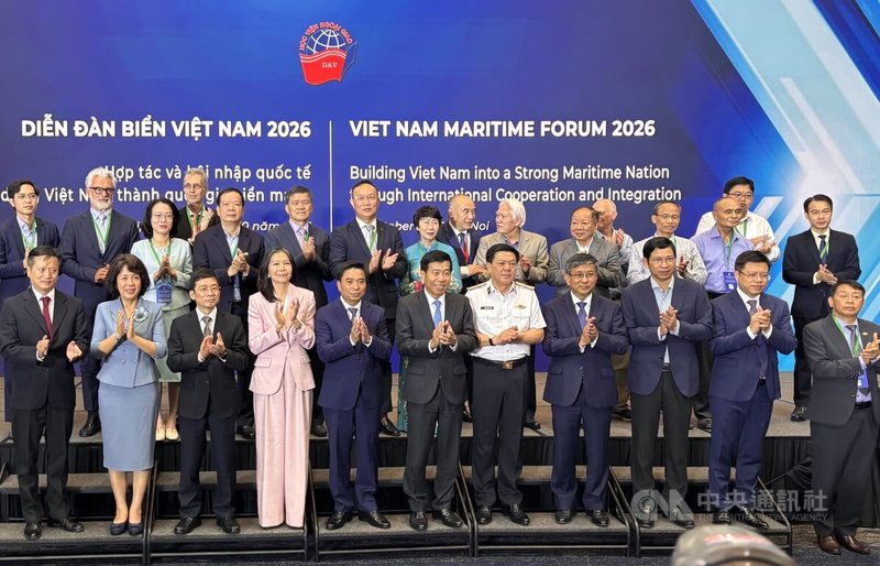 越南外交部委由越南外交學院2日舉辦「越南海洋論壇」，盼透過國際合作與融入將越南打造為海洋強國，聯合國與多國使館官員及國際研究機構受邀出席，針對挑戰與機會提出建言。中央社記者曾婷瑄河內攝 115年10月3日