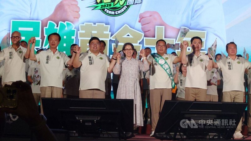 副總統蕭美琴（前中）3日到嘉義出席民進黨嘉義縣長參選人蔡易餘（前左3）民雄聯合競選總部成立大會，與嘉義縣長翁章梁（前左2）、議長張明達（前左1）、民進黨立委陳冠廷（前右2）等人一同拉抬蔡易餘聲勢。中央社記者蔡智明攝　115年10月3日