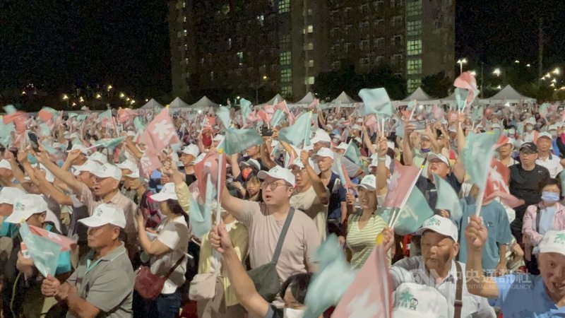 民進黨桃園市長參選人黃世杰3日晚間舉行南區競選總部成立大會，現場湧入大批支持者，高呼當選聲浪不絕於耳。中央社記者葉臻攝　115年10月3日