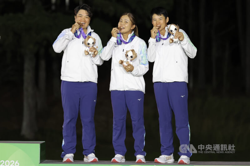 2026愛知名古屋亞運高爾夫賽程3日順利落幕，台灣女子好手曾雅妮（右）、徐薇淩（中）、錢珮芸（左）在女團部分拿下銅牌，頒獎後開心咬獎牌合影。中央社記者翁睿坤愛知攝　115年10月3日