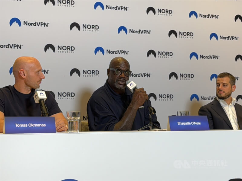 立陶宛資安公司NordVPN邀請美國前NBA球星歐尼爾（中）擔任全球資安大使，期望透過他的影響力推廣網路安全觀念。中央社記者游堯茹維爾紐斯攝　115年10月3日