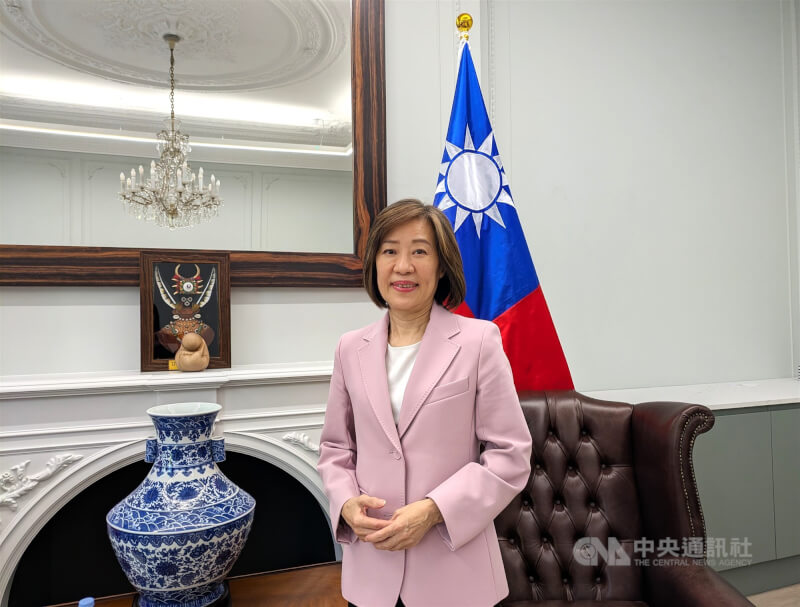 經濟部政務次長江文若2日在倫敦與英國貿易副大臣薩瓦勛爵共同主持台英年度經貿對話，會後接受中央社專訪。中央社記者陳韻聿倫敦攝　115年10月3日
