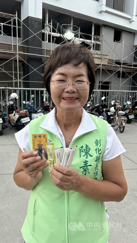 民主進步黨彰化縣長參選人陳素月說，跑行程時隨身帶護身符、隨身包益生菌及枇杷飲，希望神明庇佑彰化，也靠益生菌及枇杷飲保護腸胃與喉嚨。中央社記者吳哲豪攝 115年10月3日