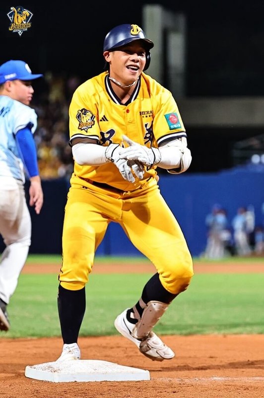 中華職棒中信兄弟隊3日在新莊棒球場以3比0完封富邦悍將隊，兄弟野手黃韋盛（中）8局上的3分打點三壘安打是關鍵，他上壘後開心比出慶祝動作。（中信兄弟隊提供）中央社記者蘇志畬傳真　115年10月3日