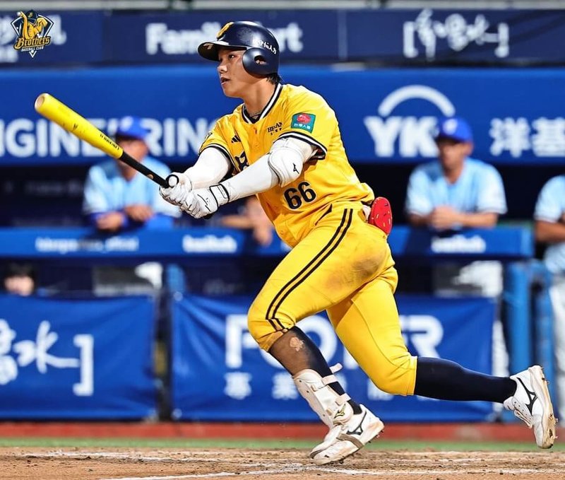 中華職棒中信兄弟隊3日在新莊棒球場面對富邦悍將隊，兄弟野手黃韋盛（圖）在8局上敲出3分打點三壘安打，幫助球隊以3比0勝出。（中信兄弟隊提供）中央社記者蘇志畬傳真　115年10月3日