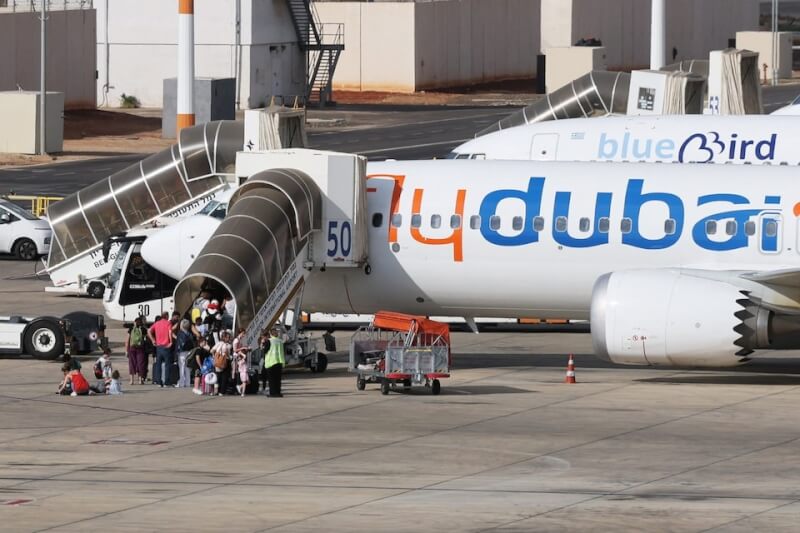 圖為停靠在以色列班古里昂國際機場的杜拜航空飛機。（路透社）