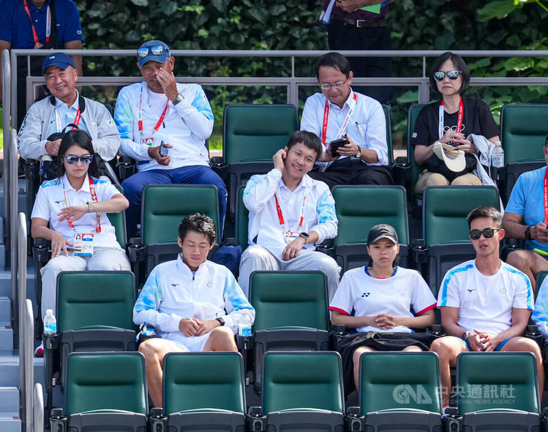 名古屋亞運網球女子雙打金牌戰3日由2組台灣搭檔交鋒，運動部長李洋（中）到場觀戰，關注台灣選手場上表現。中央社　115年10月3日