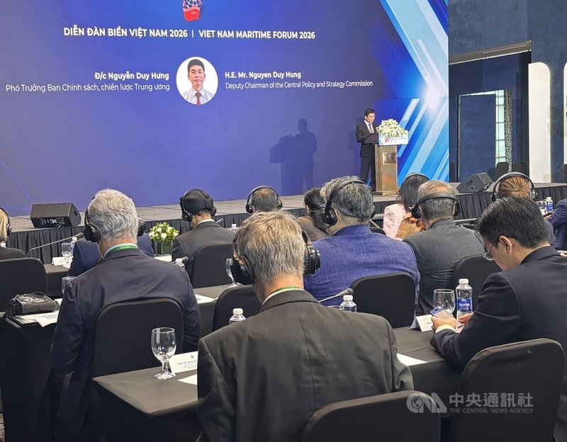 越南外交學院2日舉辦越南海洋論壇，台灣在內的多國使館人員、國內外研究機構學者上百人受邀與會，共同探討如何在不同領域合作。越南共產黨中央政策與戰略委員會副主席阮維興致詞。中央社記者曾婷瑄河內攝  115年10月3日