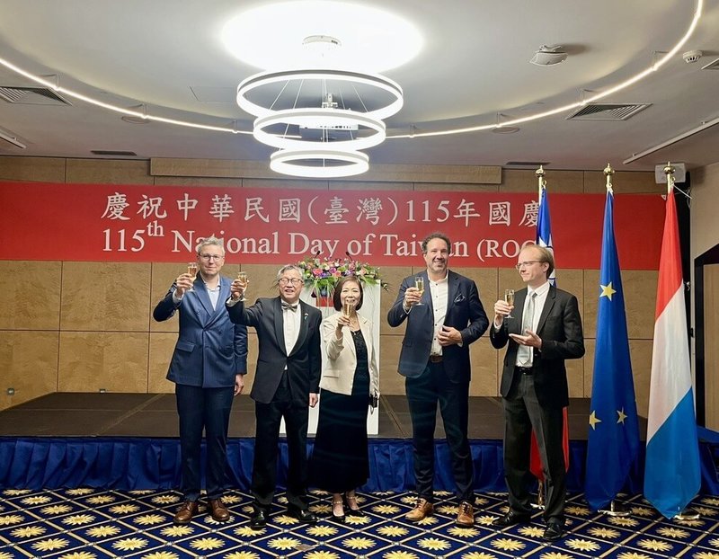 駐歐盟兼駐比利時代表處2日晚間在盧森堡舉辦國慶酒會，由駐歐盟兼駐比利時代表謝志偉（左2）主持，盧森堡國會議員克里門（Sven Clement）（左1）、葛萊斯（Paul Galles）（右2）與盧華友協會長柏納（Yves Berna）（右1）發言挺台。（駐歐盟兼駐比利時代表處提供）中央社記者吳柏緯傳真　115年10月3日