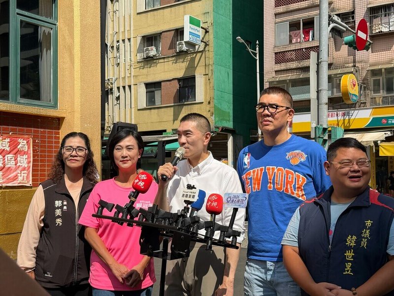 中國國民黨中評委主席團主席連勝文（右2）4日陪同基隆市長謝國樑（中）走訪信義市場向市民懇託，兩人並一同接受媒體聯訪。（謝國樑競選辦公室提供）中央社記者王朝鈺傳真　115年10月4日