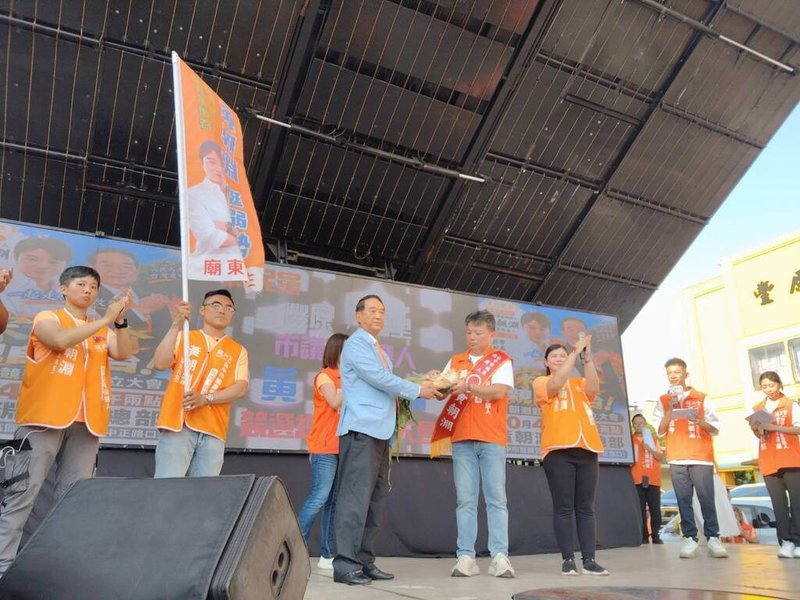 親民黨主席宋楚瑜（左3）4日到台中市豐原區，為黨籍台中市議員參選人黃朝淵（左4）站台時表示，禁毒比禁菸更重要，背後更可能與黑道、詐騙集團相互掛鉤，對社會造成的危害不容輕忽。（黃朝淵競總提供）中央社記者郝雪卿傳真　115年10月4日