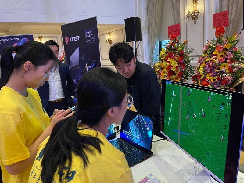 台灣知名電競與高效能電腦領導品牌微星科技於國慶酒會場地上設攤，遊戲環節吸引許多年輕人的目光。微星也向與會者介紹其公司已拓展至電動車充電領域，和加拿大的綠色產業概念非常契合。（駐多倫多辦事處提供）中央社記者程愛芬溫哥華攝　115年10月4日