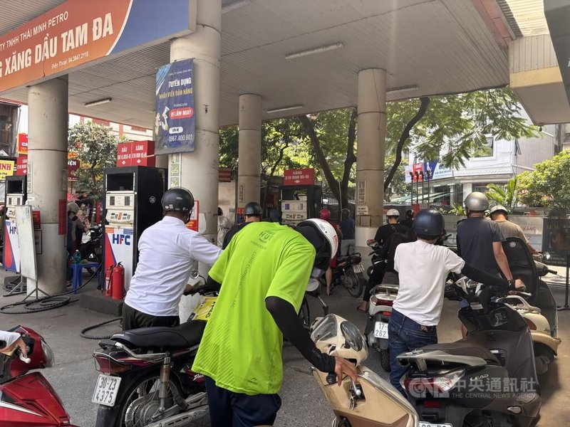 越通社1日報導，這1個多月以來，越南汽油價格已連續5次上漲，柴油價格也連3次上漲。GlobalPetrolPrices顯示，越南近3個月汽油漲幅超過2成。台商告訴中央社，員工油資補貼、電費、運輸費都調漲。中央社記者曾婷瑄河內攝  115年10月4日