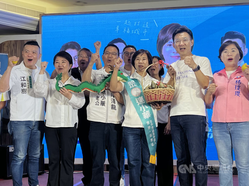 台灣民眾黨台中市議員參選人連小華（前右3）4日在豐原區舉行競選總部成立大會，台中市長盧秀燕（左2）、國民黨台中市長參選人江啟臣（右2）跨黨派輔選。中央社記者郝雪卿攝　115年10月4日