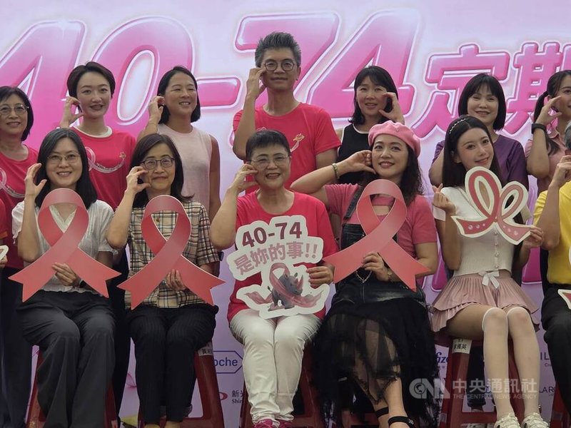 中華民國乳癌病友協會（TBCA）4日在台北市政府前廣場舉辦「2026點亮雙色粉紅絲帶」活動，乳癌病友協會理事長黃淑芳（前左3）表示，乳癌防治不能等到身體出現異狀才開始關心。中央社記者陳婕翎攝　115年10月4日