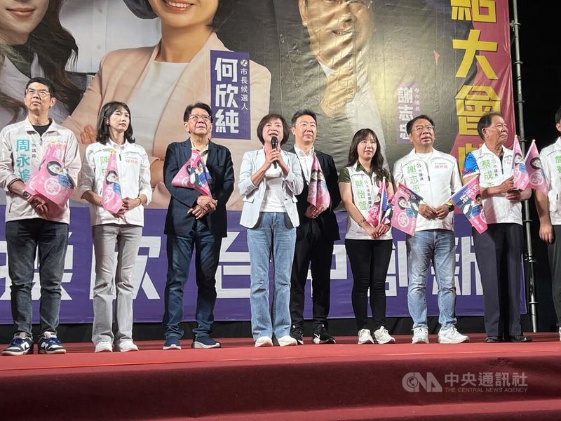 民進黨台中市長參選人何欣純（左4）4日在豐原區舉辦山城團結勝選大會師晚會，總統府秘書長潘孟安（左3）、交通部長陳世凱（左5）出席站台。中央社記者郝雪卿攝　115年10月4日