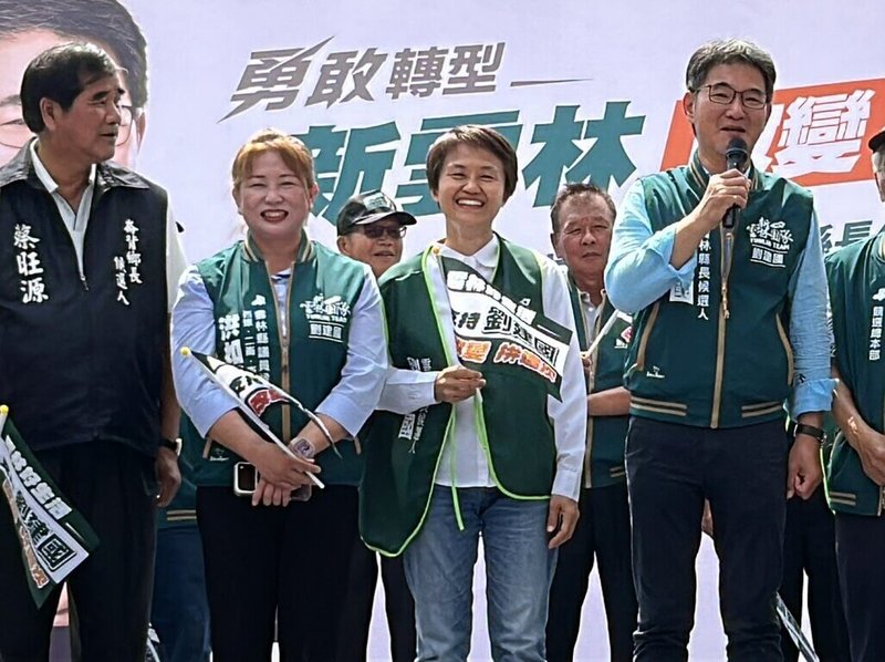 民進黨雲林縣長參選人劉建國（前右1）4日舉行崙背競選總部成立大會，客委會主委古秀妃（前右2）站台助講。（劉建國競選總部提供）中央社記者黃國芳傳真　115年10月4日