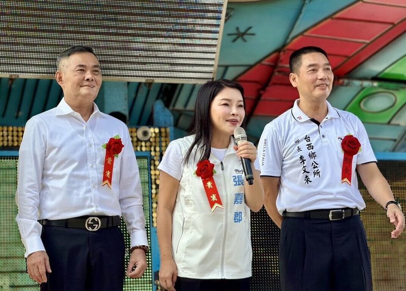 國民黨雲林縣長參選人張嘉郡（中）4日出席台西鄉崙豐部落中央廚房興建工程動土典禮，她說，若當選縣長，在財政狀況穩健前提下，研議提高現行每餐的補助。（張嘉郡競選總部提供）中央社記者黃國芳傳真　115年10月4日
