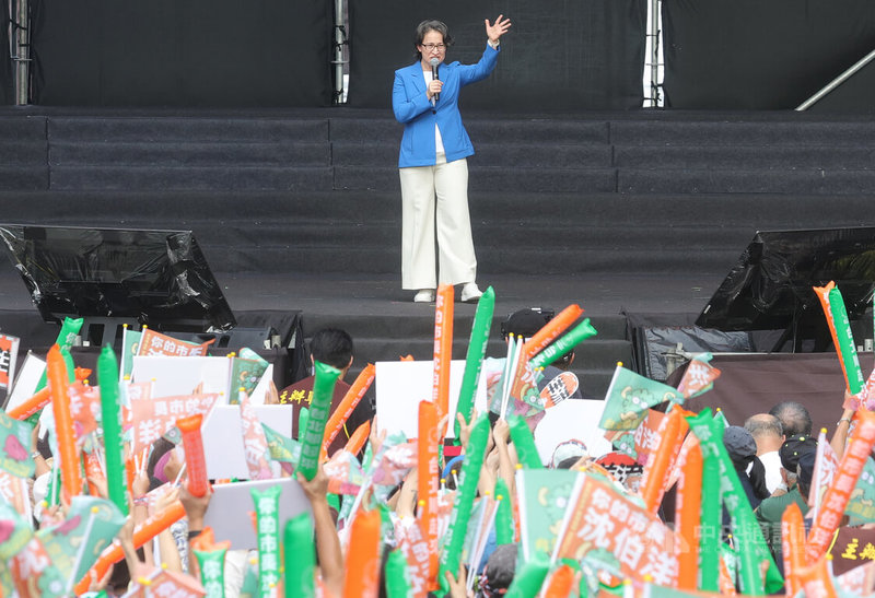 民進黨台北市長參選人沈伯洋競選總部成立大會4日下午在北平東路舉行，副總統蕭美琴（後中）到場獻上祝福，力挺沈伯洋。中央社記者謝佳璋攝  115年10月4日