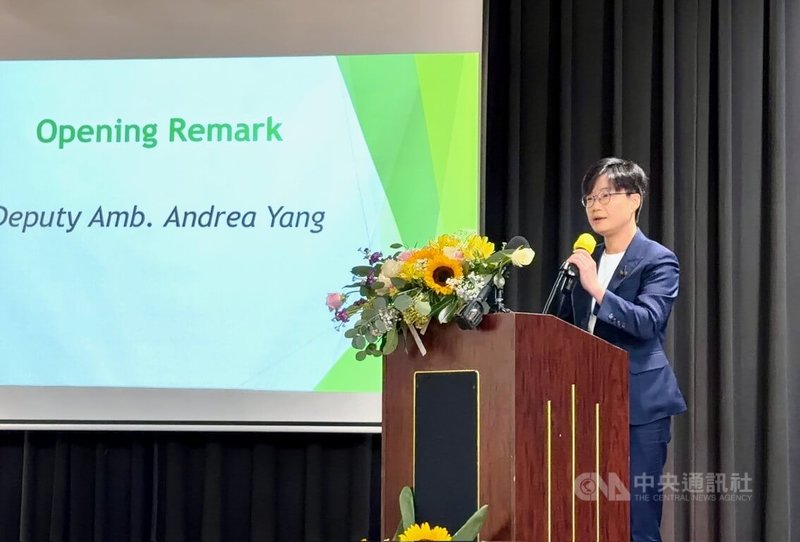 大華府地區僑團3日在位於馬里蘭州的華府華僑文教服務中心舉辦國慶活動，駐美副代表楊懿珊致詞。中央社記者侯姿瑩馬里蘭州攝  115年10月4日