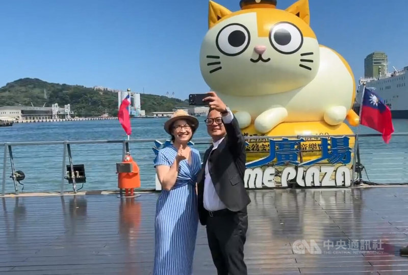 副總統蕭美琴（左）4日與基隆市議長童子瑋（右）一同前往海洋廣場，參觀由童子瑋引進基隆港的15公尺高「黃阿瑪」水上氣球裝置，兩人自拍合影留念。中央社記者王朝鈺攝　115年10月4日