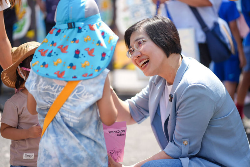 新竹縣長選戰持續升溫，國民黨參選人徐欣瑩（前右）4日提出勞工政見，推動育兒安心1小時、彈性友善工時等措施。（徐欣瑩競選團隊提供）中央社記者魯鋼駿傳真　115年10月4日