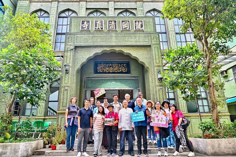 桃園市觀光發展基金會邀請亞洲生態旅遊聯盟及印尼生態旅遊網絡代表走訪龍岡地區，盼結合新住民文化、女性地方故事、清真寺及穆斯林友善餐飲，將地方故事轉化為具國際吸引力的旅遊體驗。（桃園市觀光發展基金會提供）中央社記者吳睿騏桃園傳真　115年10月4日