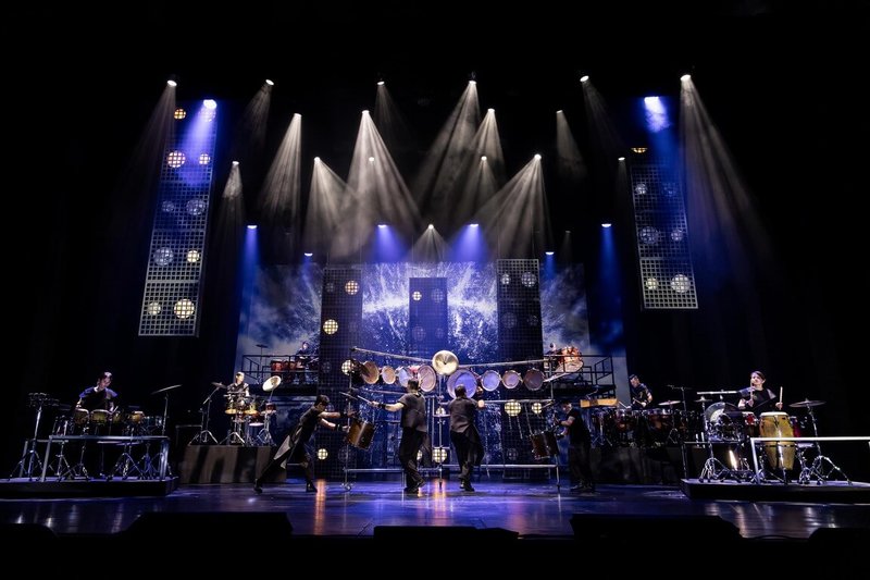 朱宗慶打擊樂團「六部曲」精煉純粹，4日下午在台北國家戲劇院演出台北場最後一場，6首不同曲目巧妙連結，沒有中場休息一氣呵成，再寫擊樂劇場里程碑。（朱宗慶打擊樂團提供）  中央社記者趙靜瑜傳真  115年10月4日