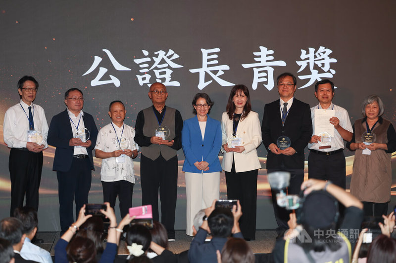 115年度公證人節暨民間公證制度施行25週年慶祝大會4日下午舉行，副總統蕭美琴（中）出席，與公證長青獎得主合影留念。中央社記者吳家昇攝　115年10月4日
