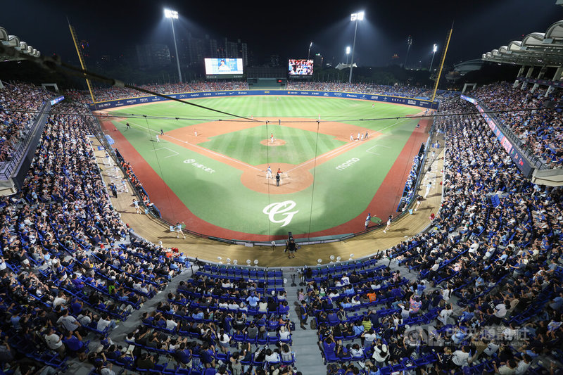 中華職棒富邦悍將隊本季主場最後一戰4日在新莊棒球場面對統一7-ELEVEn獅隊，吸引1萬1110人進場，今年主場總進場人數68萬4434人，寫下隊史新高。中央社記者張新偉攝　115年10月4日