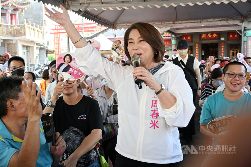 民進黨屏東縣長周春米（前右）爭取連任，4日接連5場廟口行程，從「開講」變成「開唱」，用歌聲與鄉親互動，支持者熱情回應。中央社記者李卉婷攝　115年10月4日