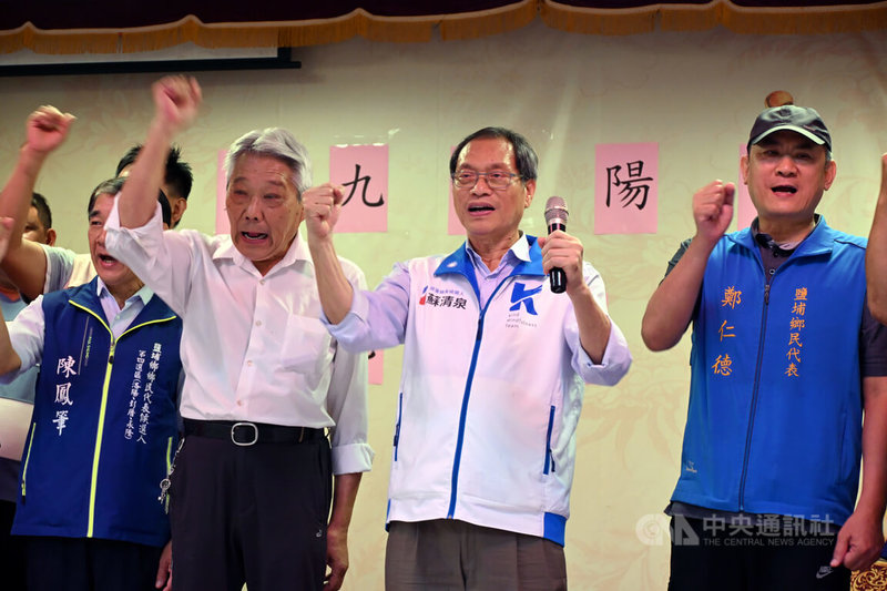 國民黨屏東縣長參選人蘇清泉（右2）4日開講，與鄉親面對面，盼尋求支持。中央社記者李卉婷攝　115年10月4日