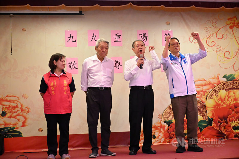 國民黨屏東縣長參選人蘇清泉（右1）4日參與九九重陽節敬老活動，屏東縣議長周典論（右2）站台，盼鄉親當蘇清泉的後盾。爭取連任的無黨籍屏東縣議員葉明博（左2）、無黨籍鹽埔鄉長參選人蔣滿祝（左1）也出席，拉抬聲勢。中央社記者李卉婷攝　115年10月4日