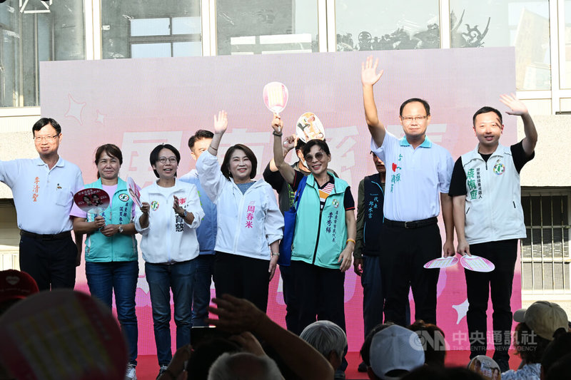 年底選戰逼近，爭取連任的民進黨屏東縣長周春米（前左4）4日舉辦廟口開講，與黨籍屏東市長參選人梁育慈（前左3）等人同台，齊喊「縣市同步向前，屏東隊、台灣隊全壘打。」中央社記者李卉婷攝　115年10月4日