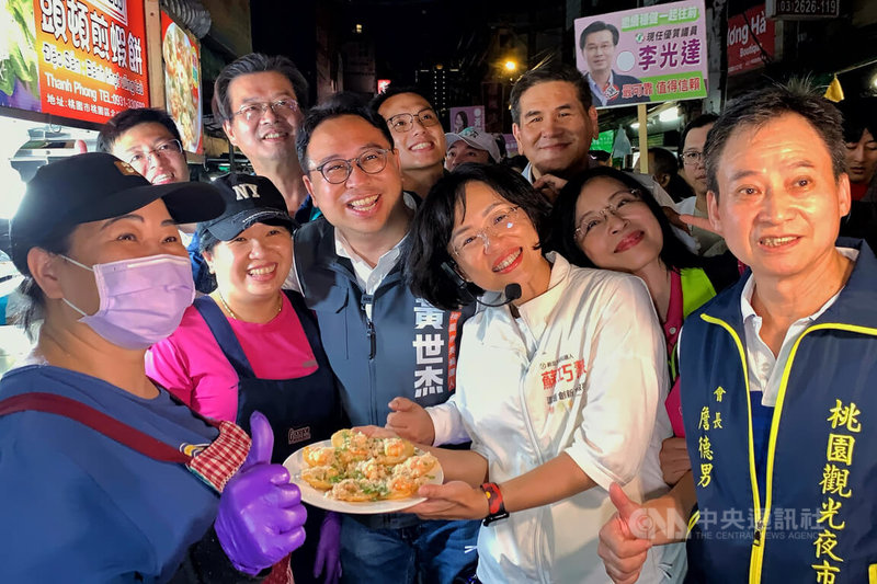 民進黨桃園市長參選人黃世杰（前排左3）4日晚間邀請新北市長參選人蘇巧慧（前排右2）到桃園觀光夜市掃街，與民眾及攤商互動熱絡。中央社記者吳睿騏桃園攝　115年10月4日