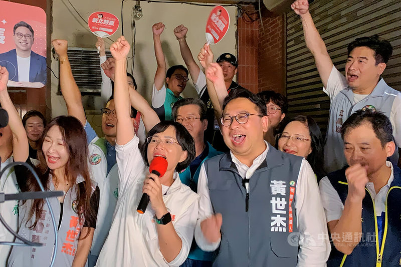民進黨桃園市長參選人黃世杰（前排右2）、新北市長參選人蘇巧慧（前排左2）4日晚間赴桃園觀光夜市掃街，蘇巧慧呼籲桃園市民讓黃世杰帶領桃園走向新時代，「桃園、新北，我們一起出發」。中央社記者吳睿騏桃園攝　115年10月4日