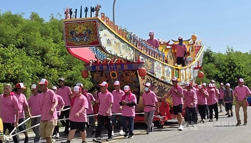 澎湖龍門安良廟千秋寶艦「龍德千歲號」，4日進行試航，大批信眾合力以纜繩拉帶繞境。中央社    115年10月4日