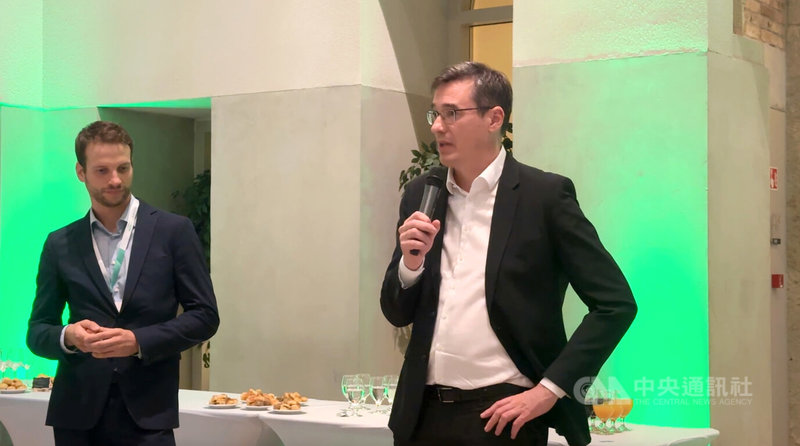 現年51歲的卡拉松尼（Gergely Karácsony，右）自2019年起擔任布達佩斯市長，長期倡議民主自由、人權與永續發展等核心價值，也曾公開支持台灣參與世界衛生組織（WHO）與國際民航組織（ICAO）等國際組織。中央社記者劉郁葶布達佩斯攝　115年10月4日